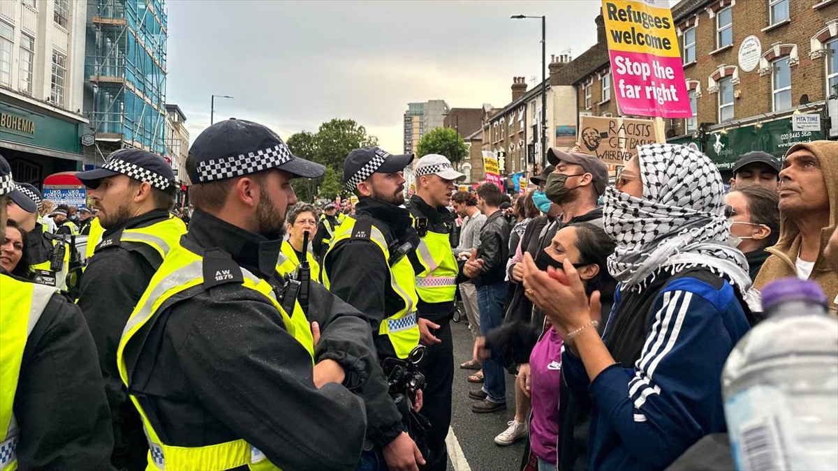 İngiltere'de, Tekbir Getiren Göstericilerin Gözaltına Alınması Gerektiğini Savunan Vekile Tepki Yağdı