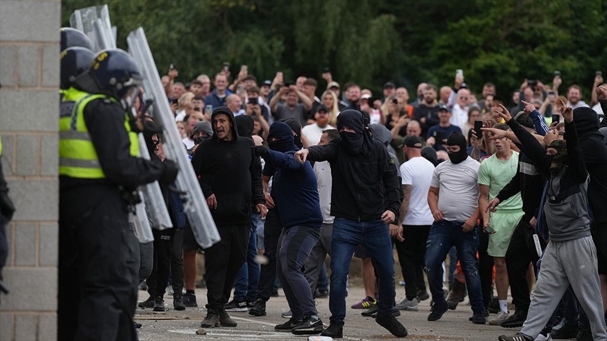 İngiltere'de Aşırı Sağın Şiddet Eylemlerine Karışan 3 Kişi Hapis Cezasına Çarptırıldı