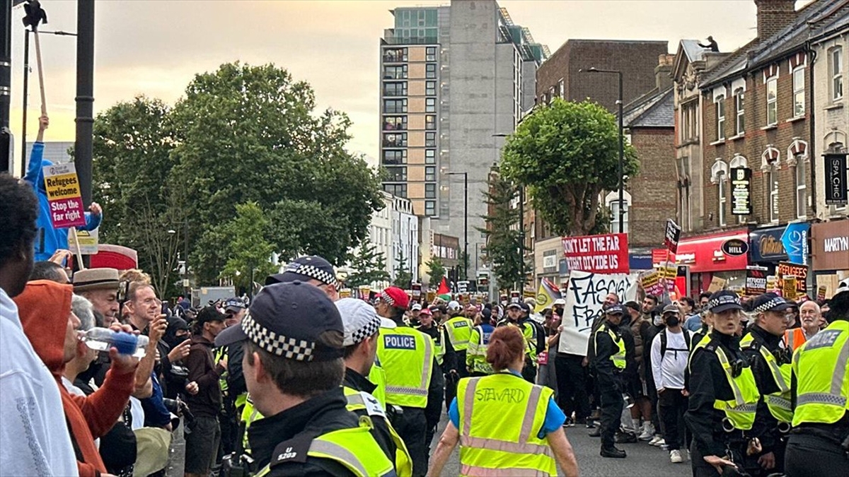 İngiltere'de aşırı sağcı şiddet olaylarına katılan 13 kişiye ceza!