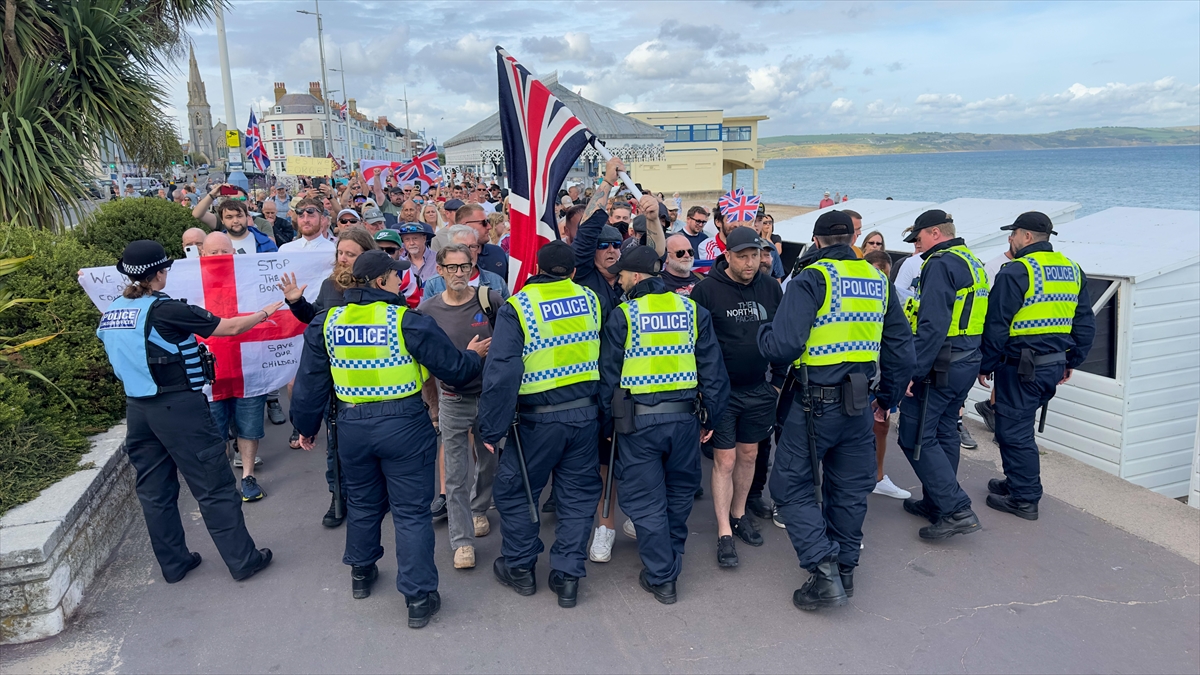 İngiltere'de Aşırı Sağı Sokağa Döken Yalan Haberi Başlattığı İddiasıyla Bir Kadın Gözaltına Alındı