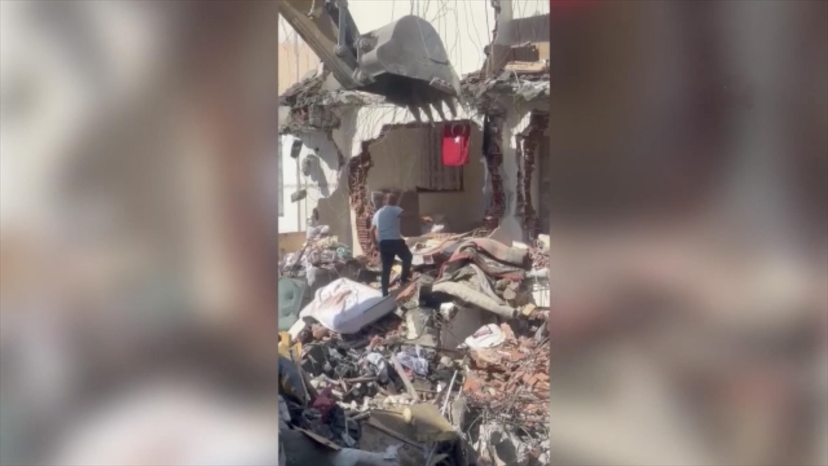 Pendik'te İş Makinesi Operatörünün Bayrak Hassasiyeti Kamerada