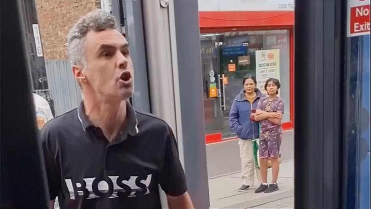 İngiltere'de Otobüs Şoförüne Tükürüp Müslümanlara Hakaret Eden Kişi Yargılanacak