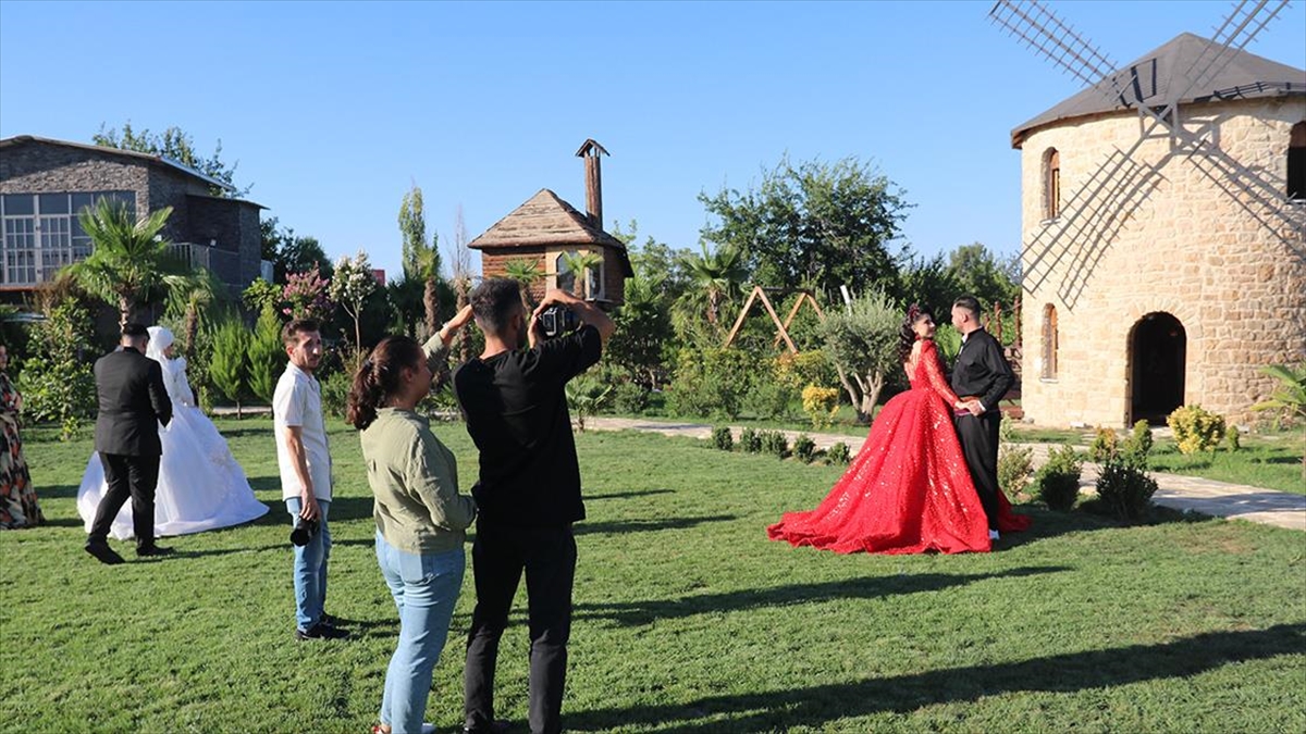 Mutlu Anlarını Kavurucu Sıcaklara Rağmen Açık Alanlarda Ölümsüzleştiriyorlar