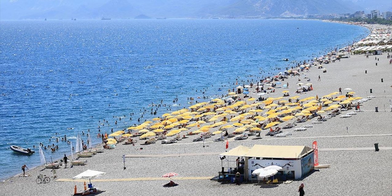 Antalya'da Sıcaktan Bunalanlar Sahillerde Yoğunluk Oluşturdu