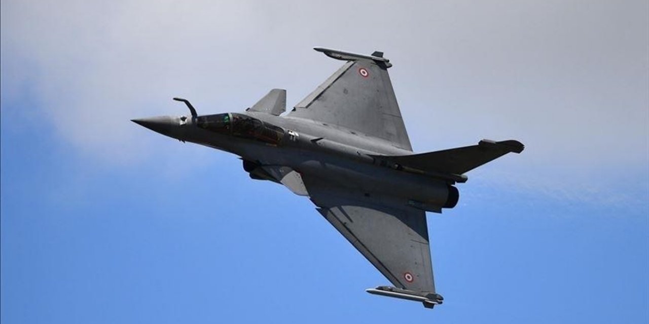 Fransa'da 2 Askeri Uçak Havada Çarpıştı