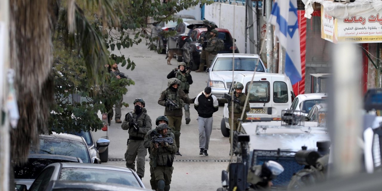 İsrail Askerleri Batı Şeria'da 10 Filistinliyi Gözaltına Aldı