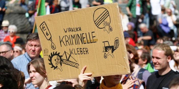 Almanya'da İklim Eylemcilerinin Havalimanlarındaki Eylemi Hava Trafiğini Aksattı