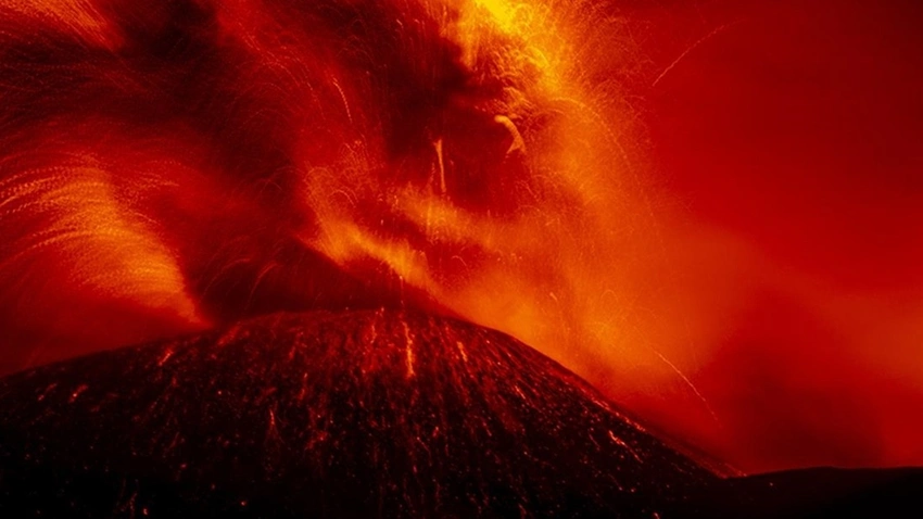 Etna Yanardağı yine patladı!