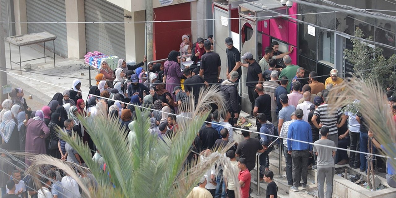 Gazzeliler Aksayan Bankacılık Sistemi Nedeniyle Hesaplarından Para Çekmekte Zorlanıyor