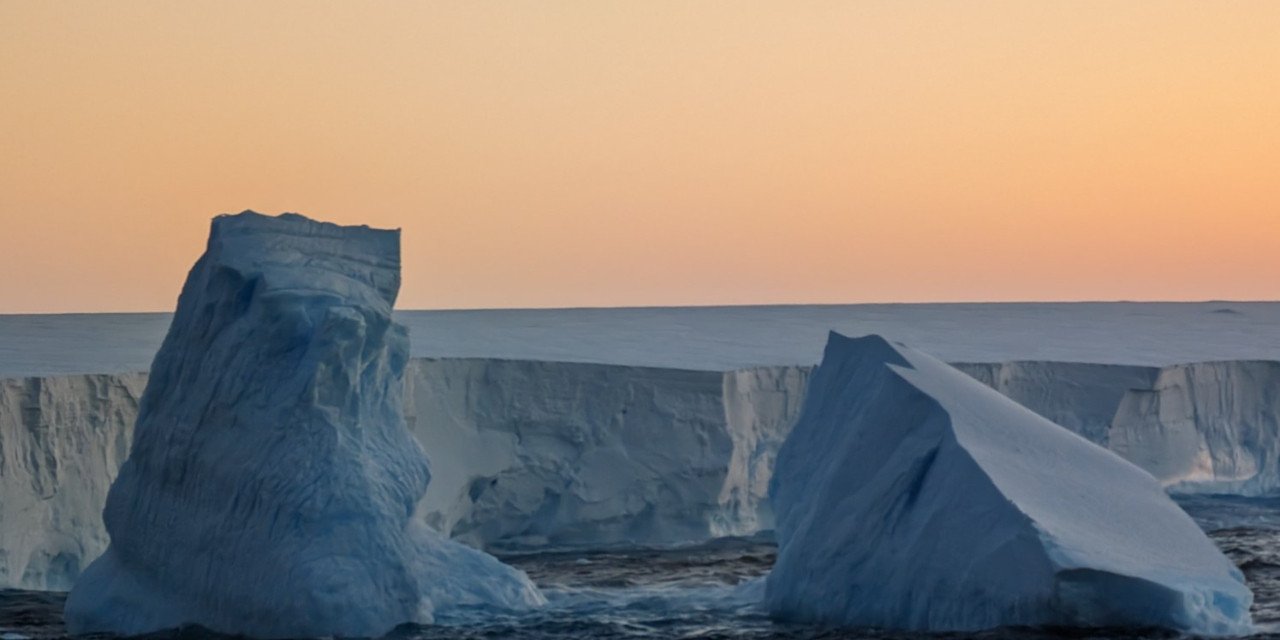 Girdabın Etrafında Aylardır Dönen Dünyanın En Büyük Buz Dağının Akıbeti Merak Ediliyor
