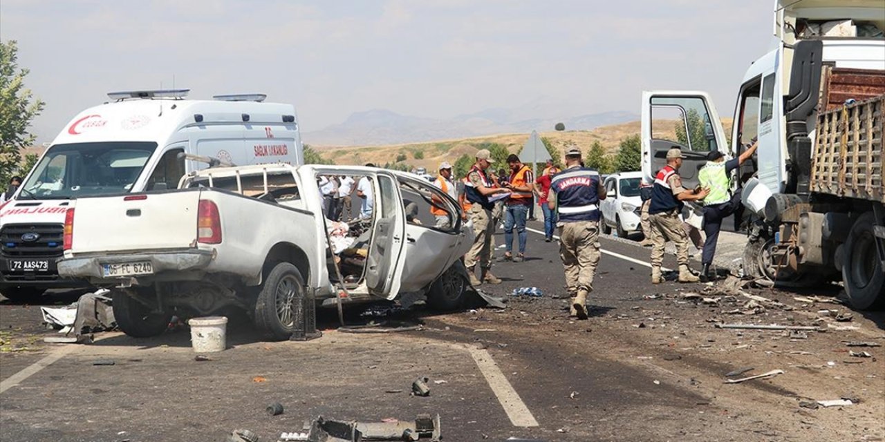 Batman'da Pikap İle Tırın Çarpışması Sonucu 4 Kişi Öldü