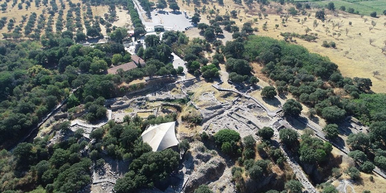 Troya'da Arkeologlar Saray Ve Agora İle Sur Duvarını Gün Işığına Çıkarıyor