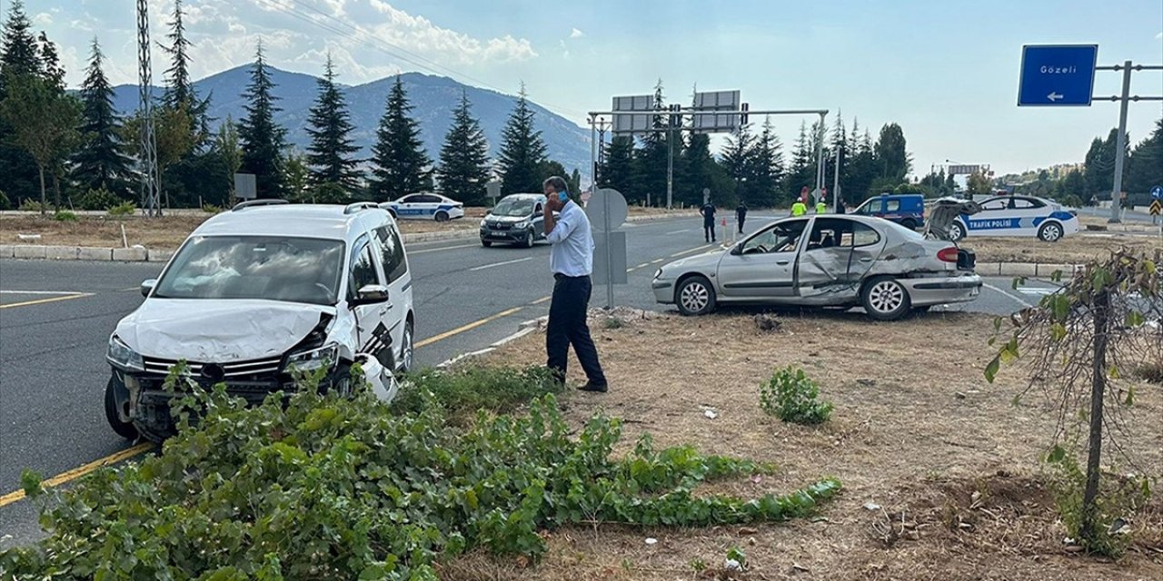 Elazığ'da Hafif Ticari Araç İle Otomobilin Çarpıştığı Kazada 9 Kişi Yaralandı