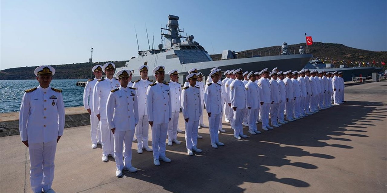 Japonya Seyrinin Ardından Yurda Dönen TCG Kınalıada Korveti, Foça'da Törenle Karşılandı