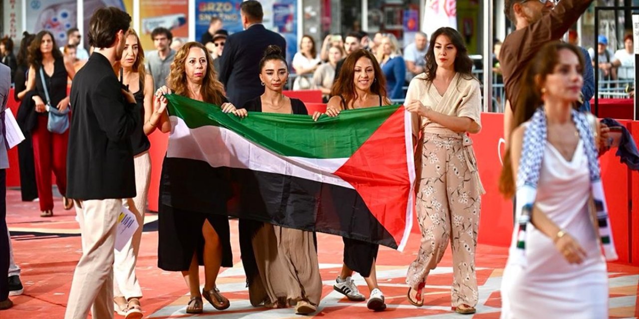 Saraybosna Film Festivali'nde Kırmızı Halıda Filistin Bayrağı Taşındı