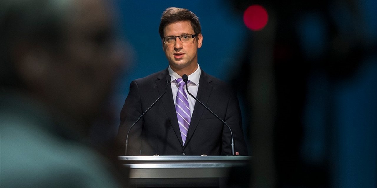 Macar Bakan'dan AB'ye "Göçmenleri Tek Yön Biletle Brüksel'e Gönderme" Çıkışı