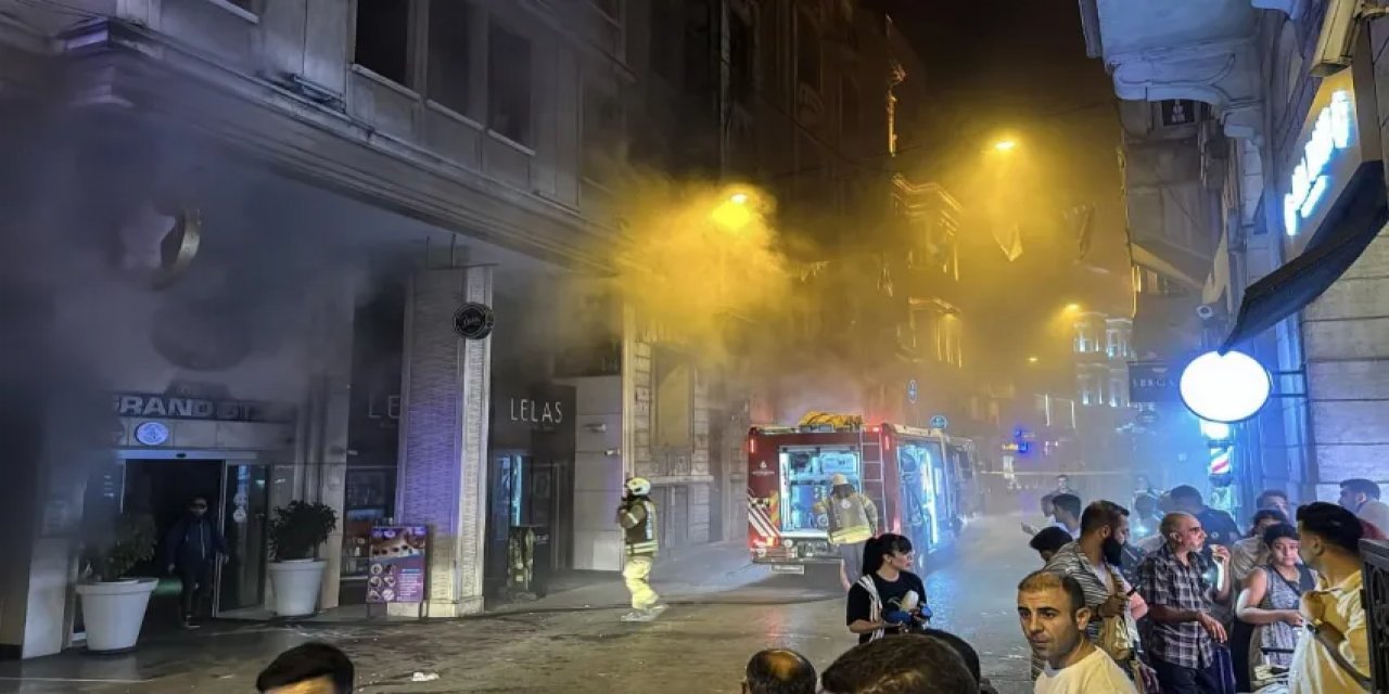 Büyük Panik! Beyoğlu'nda 9 Katlı Otelde Yangın