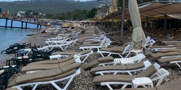 Kemer'de Kuvvetli Fırtına Şezlong Ve Şemsiyeleri Uçurdu