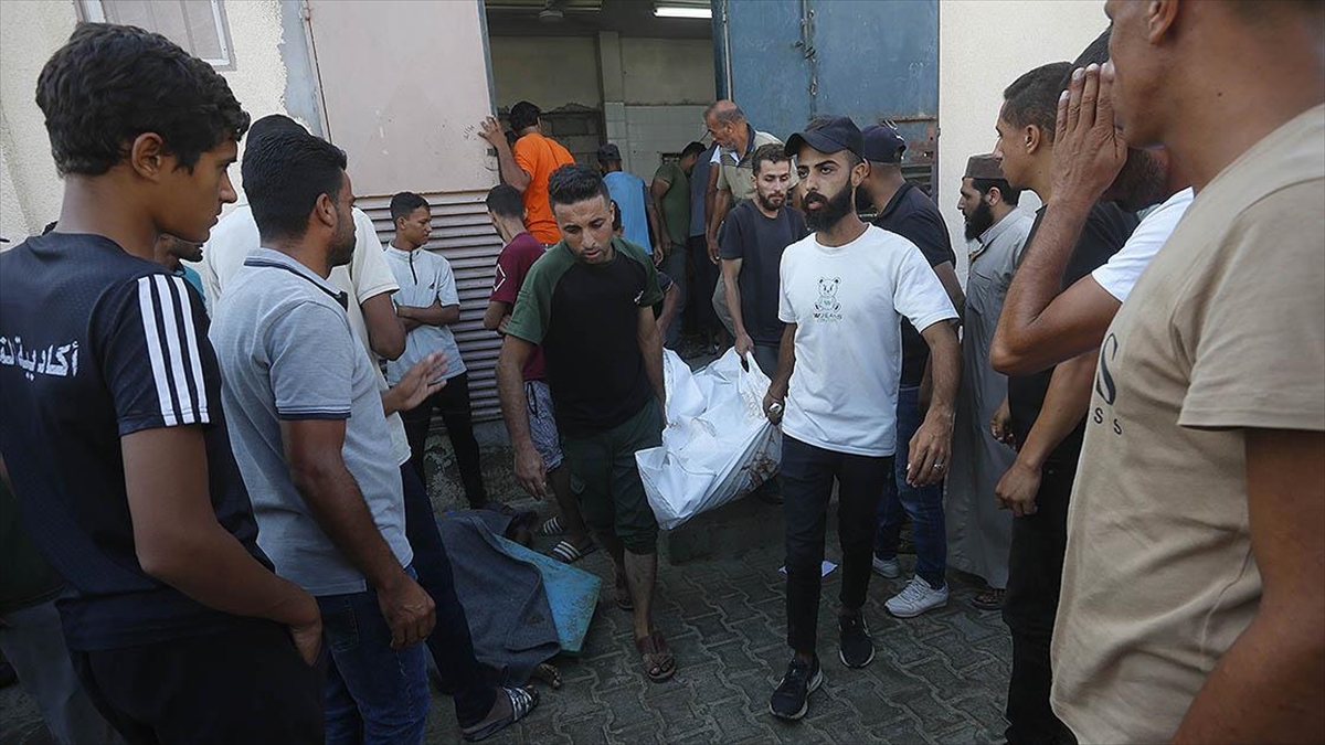 İsrail'in Gazze'de Bir Eve Düzenlediği Hava Saldırısında 6 Filistinli Öldü