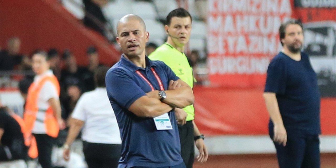 Alex, Antalyaspor'un Başında İlk Galibiyet Sevincini Yaşadı