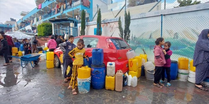 Filistinliler Bombaların Gölgesinde Su Kuyruğunda Bekliyor