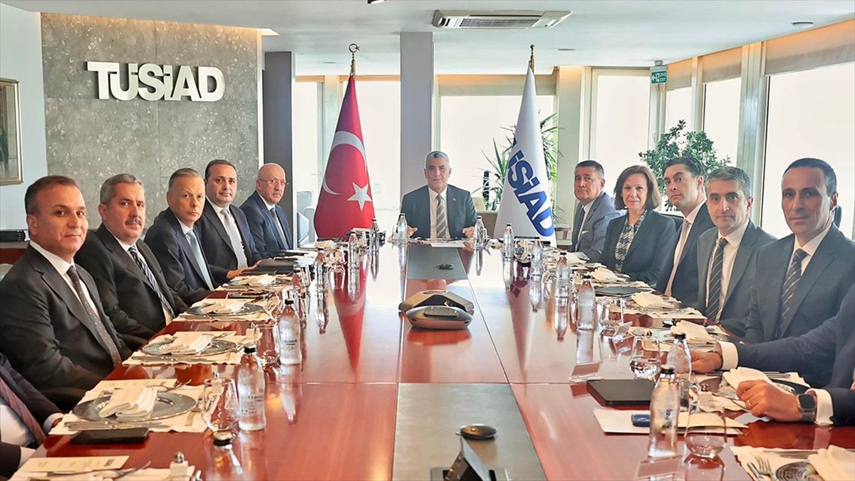 Ticaret Bakanı Bolat, TÜSİAD'ı Ziyaret Etti