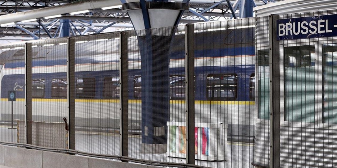 Belçika'da Hızlı Tren Traktöre Çarptı, Avrupa Başkentlerinde Tren Trafiği Aksadı