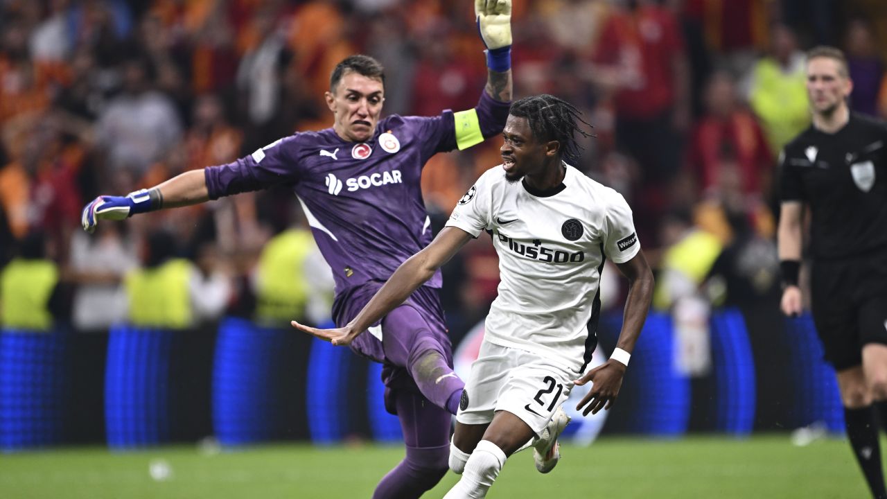 Rakip oyuncuya tekme atan Muslera, kırmızı kart gördü!