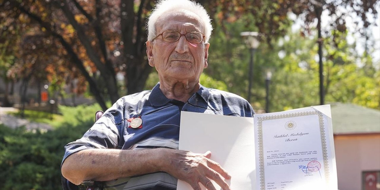 Kurtuluş Savaşı Gazisinin İstiklal Madalyası Oğluna Teslim Edildi