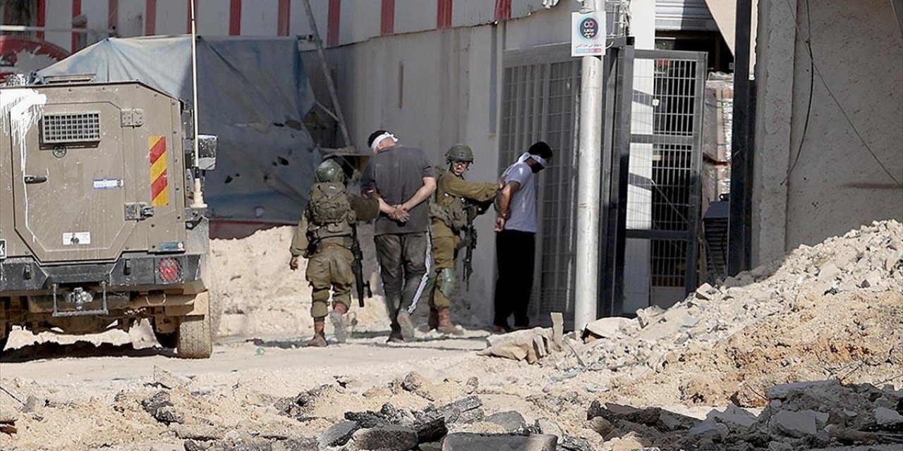 İsrail Ordusu İşgal Altındaki Batı Şeria'da 20 Filistinliyi Gözaltına Aldı