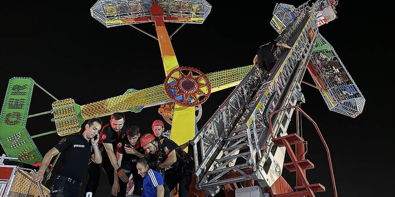 Kahramanmaraş'ta Lunaparkta Yüksekte1 Saat Asılı Kalan 23 Kişi Kurtarıldı