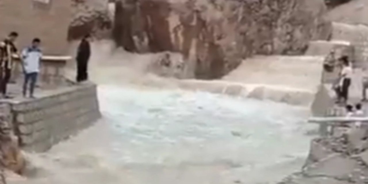 Yemen'de Sel Katliama Neden Oldu.