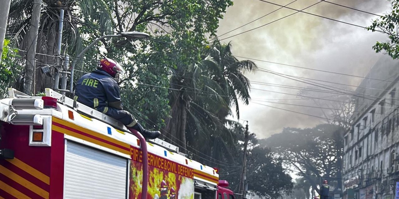 Bangladeş'te 4 Gün Önce Çıkan Yangında Kaybolan 130'dan Fazla Kişi Aranıyor