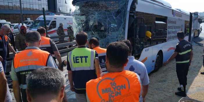 Metrobüsler çarpıştı, ölü ve yaralılar var