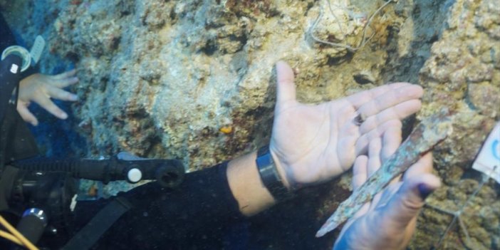Akdeniz'deki Su Altı Kazısında 3 Bin 600 Yıllık Tunç Hançer Bulundu