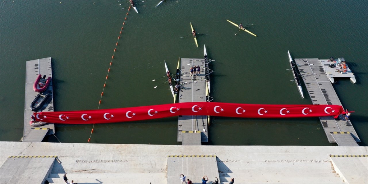 Kürek Milli Takımı'ndan Meriç Nehri'nde Dev Türk Bayraklı 30 Ağustos Kutlaması