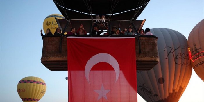 Kapadokya'da Balonlar Türk Bayraklarıyla Uçtu