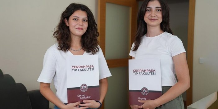 Yks'ye Birlikte Hazırlanan İki Arkadaş, Dereceyle Aynı Tıp Fakültesini Kazandı