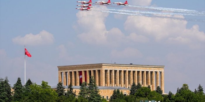 Türk Yıldızları'ndan 30 Ağustos'a Özel Anıtkabir Saygı Uçuşu