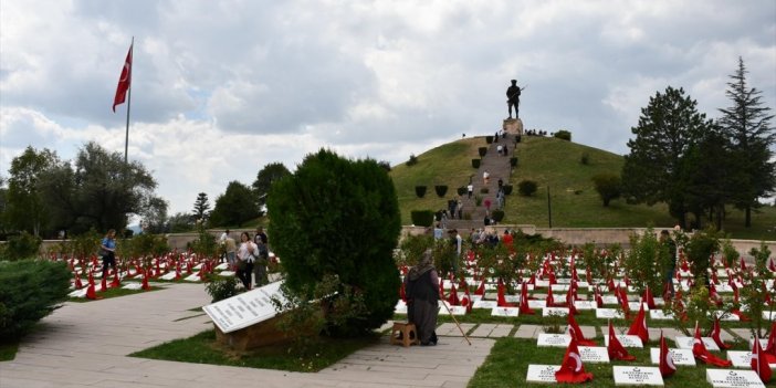 Dumlupınar Şehitliği'nin Ziyaretçileri Şehit Ve Gazileri Dualarla Andı