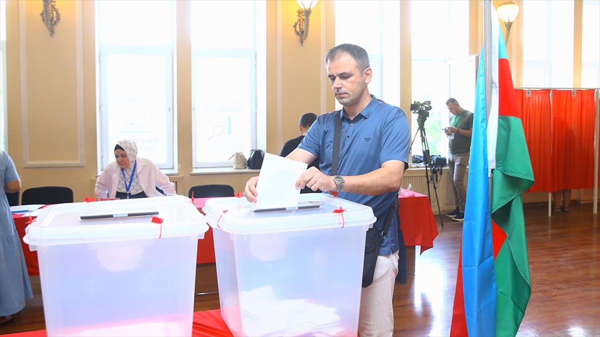 Azerbaycan Sandık Başında