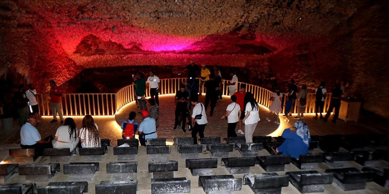 Iğdır'ın Gökkuşağı Tepeleri Ve Tuz Mağaraları, Ağrı Dağı'na Gelen Dağcıların Rotasında