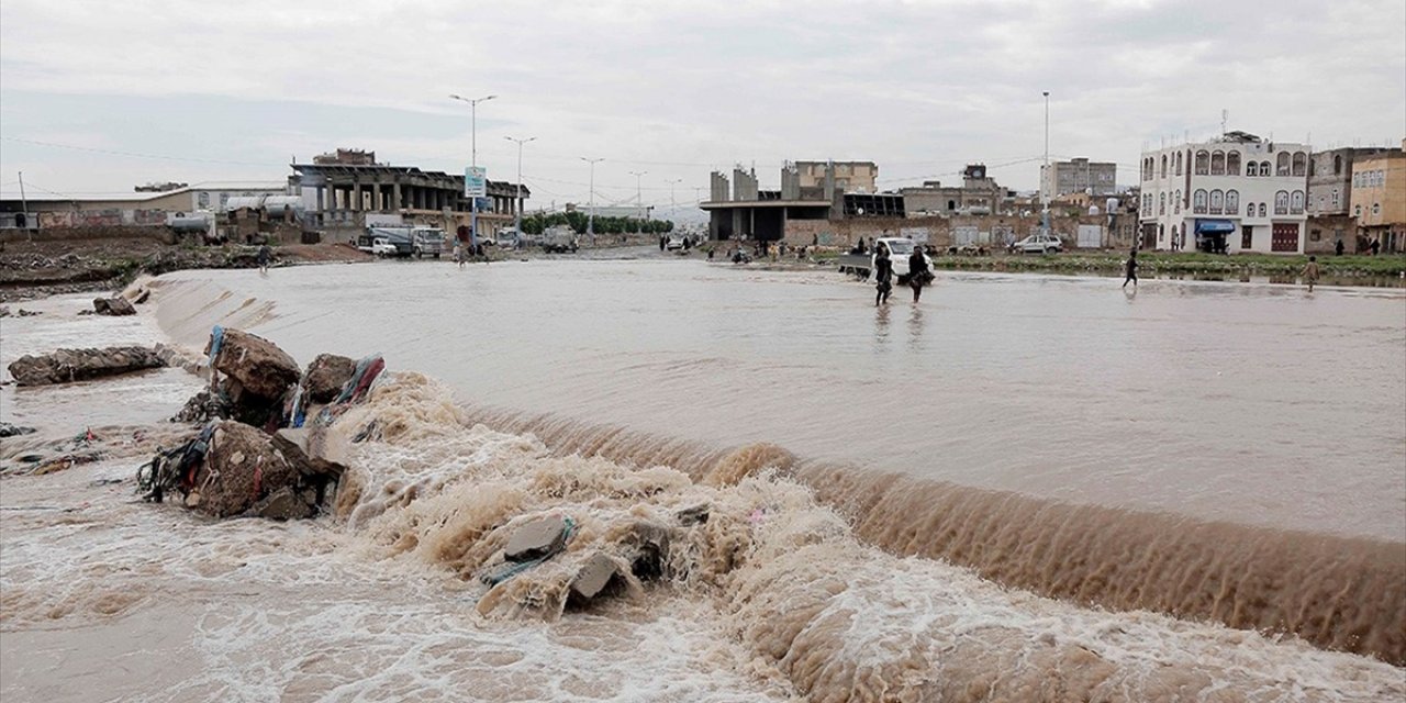 Yemen'de Şiddetli Yağışlar Nedeniyle Yüz Binlerce Kişi Temel İhtiyaçlara Erişemiyor
