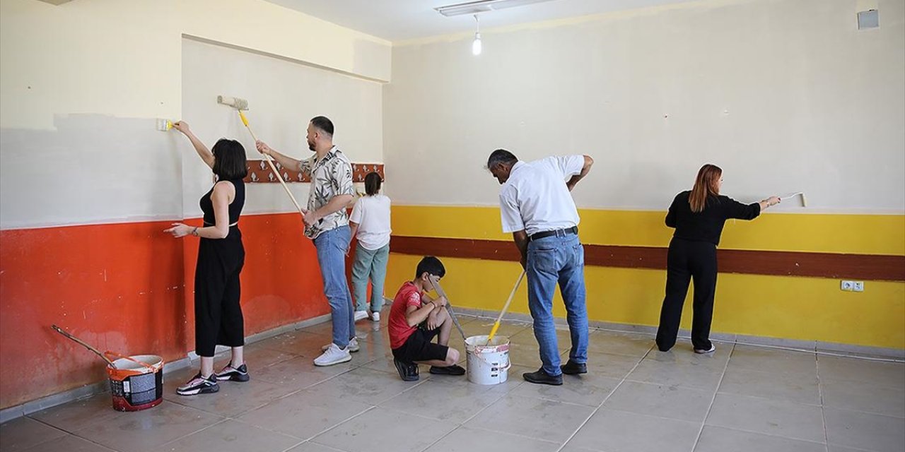 Öğretmen Ve Veliler El Ele Vererek Sınıfları Boyadı, Temizlik Yaptı