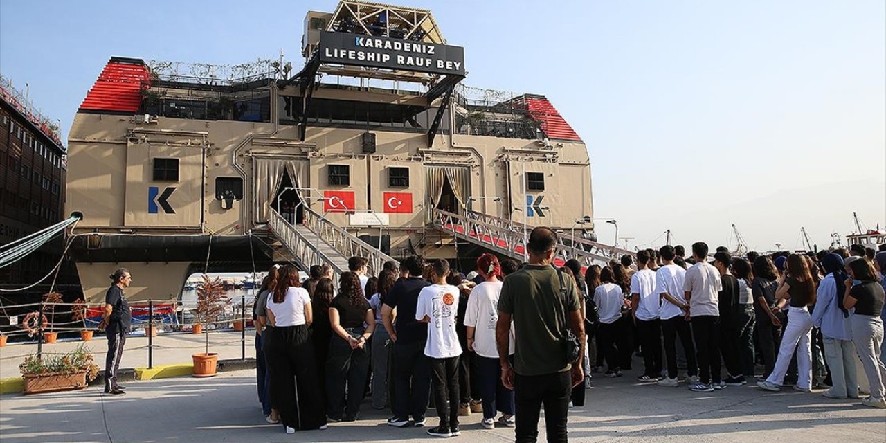 Depremzede Lise Öğrencileri İçin "Yüzen Okul"da İlk Ders Zili Çaldı