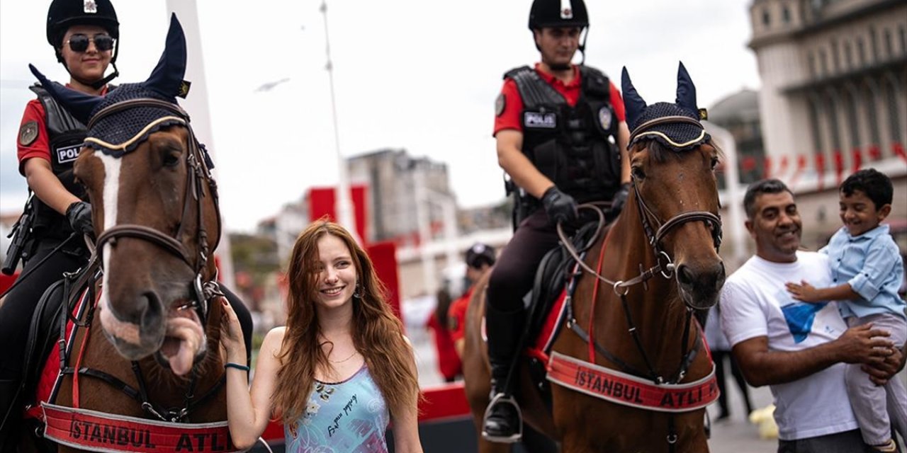 İstanbul'da Görev Yapan Atlı Polisler Yerli Ve Yabancı Turistlerin Gözdesi Oldu