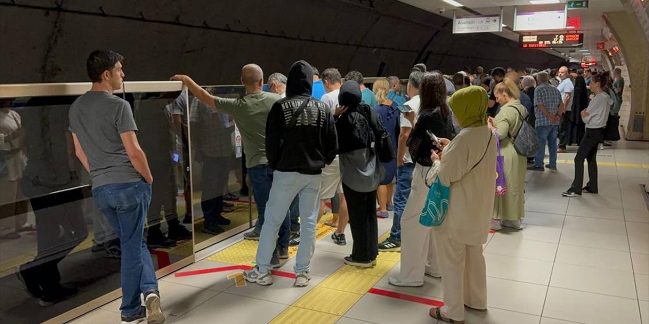 İstanbul'da Samandıra-üsküdar Seferini Yapan Metro Arızalandı