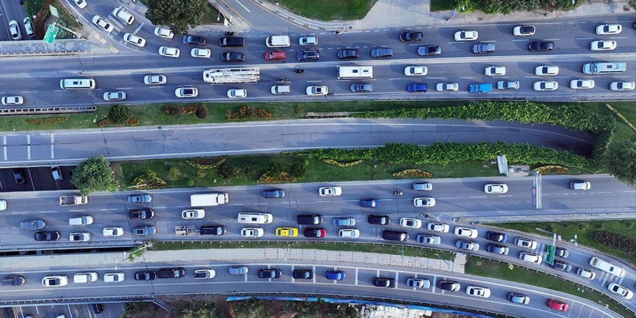 İstanbul'da Haftanın Üçüncü İş Gününde Trafik Yoğunluğu Yaşanıyor