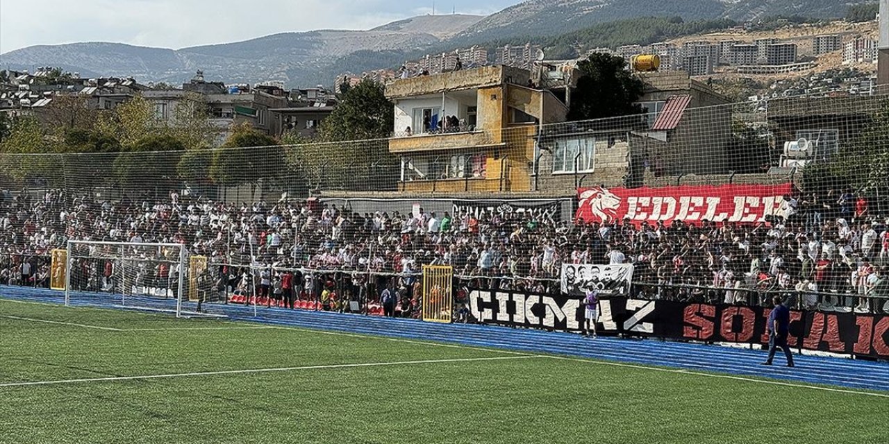 Depremde Futbolcu Çocuklarını Kaybeden Aileler, İlk Maçta Takımı Yalnız Bırakmadı