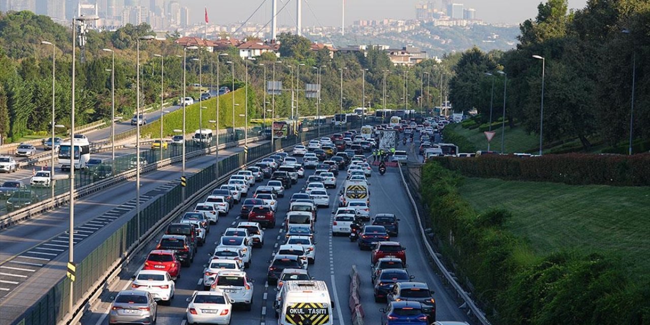 İstanbul'da Haftanın Son Mesai Gününde Trafik Yoğunluğu Yaşanıyor